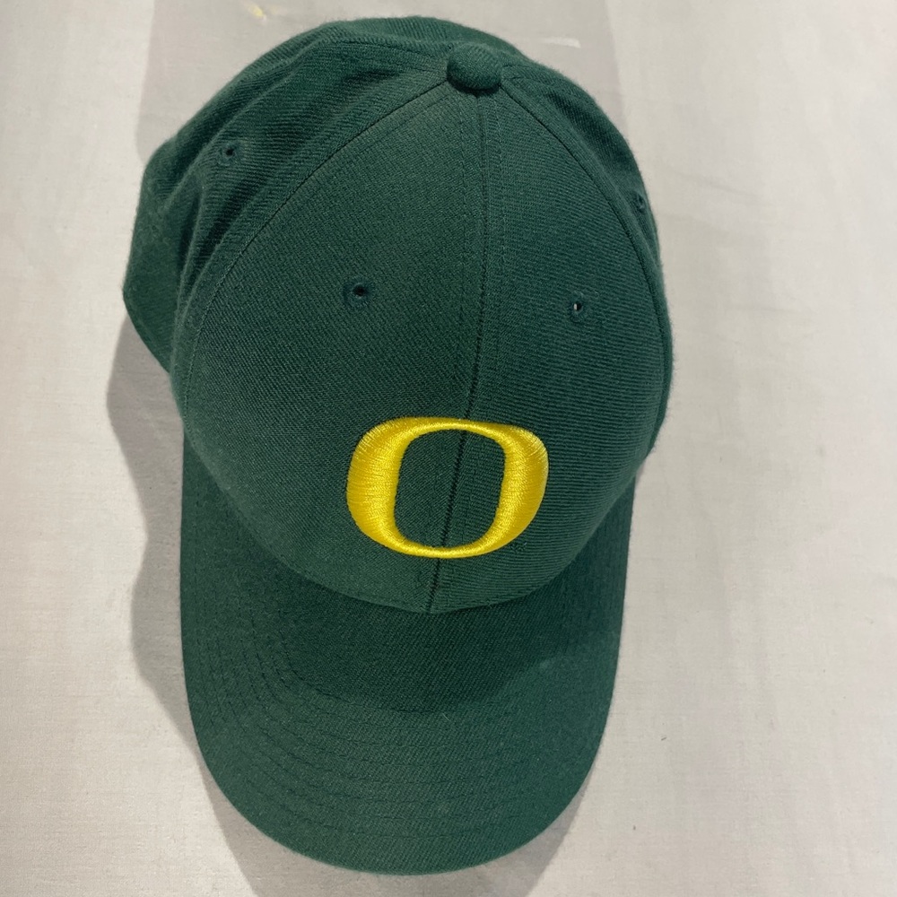 Nike Oregon green hat.